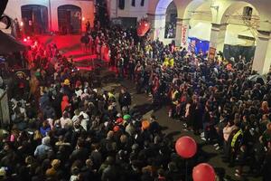 Halloween Borgo a Mozzano celebra i 30 anni con un brindisi alla Sala delle Feste