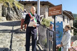 Sassorosso, doppia intitolazione nel centro del paese: scoperta scultura in marmo dell’Accademia