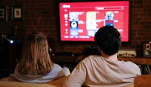 Coppia che guarda la tv - foto Pexels - LaGazzettadelSerchio.it