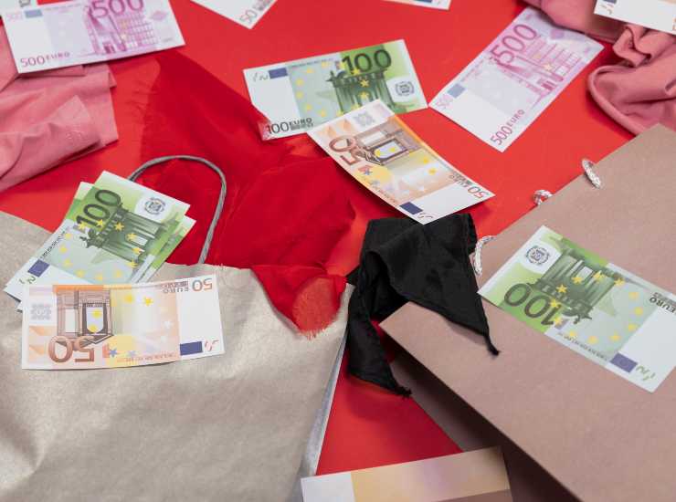 Euro in regalo a Natale -Freepik - lagazzettadelserchio.it