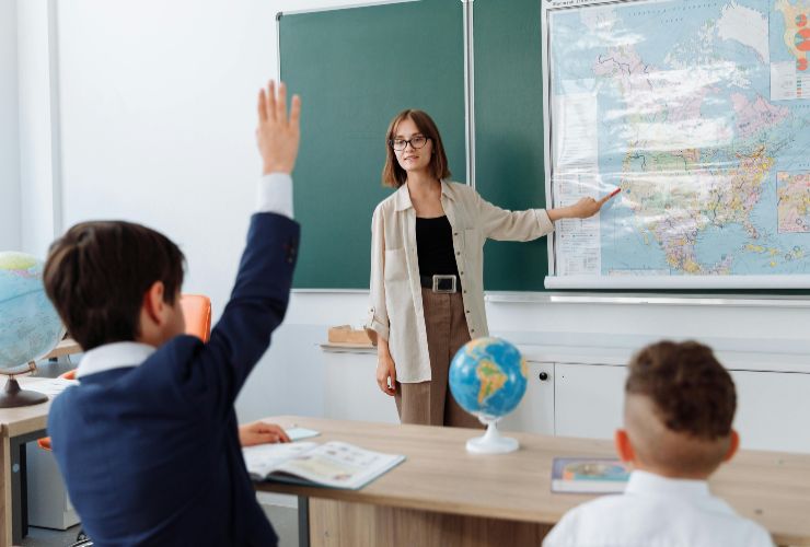 Giovane docente fa lezione di geografia in classe - foto Pexels - LaGazzettadelSerchio.it