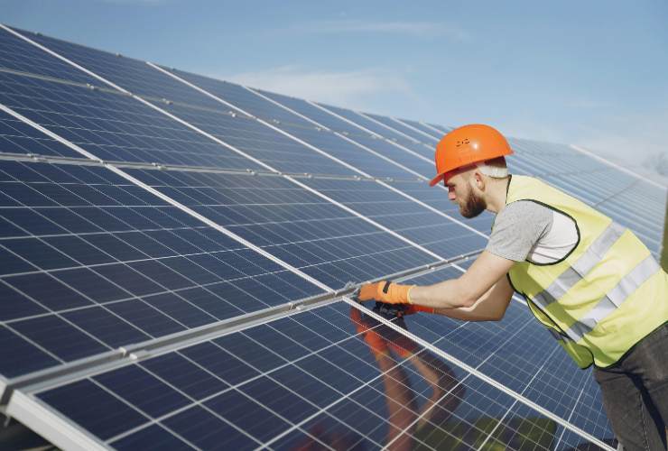 Installazione di pannelli fotovoltaici sul tetto di una struttura - foto Pexels - LaGazzettadelSerchio.it