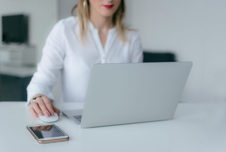 Ragazza lavora comodamente dal suo ufficio al pc - foto Pexels - LaGazzettadelSerchio.it