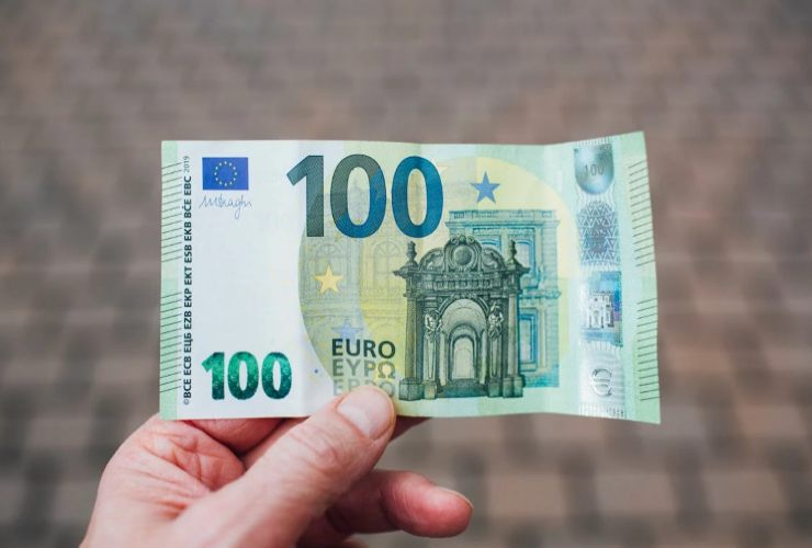 Banconota da 100 euro tra le dita - foto Pexels - Lagazzettadelserchio.it