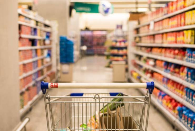 Carrello spesa pieno di prodotti nel supermercato – foto Pexels – LaGazzettadelSerchio.it