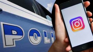 Cellulare con logo di Instagram e volante della polizia