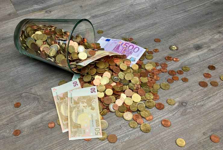 Diversi soldi in euro disposti sul pavimento - foto Pixabay - Lagazzettadelserchio.it