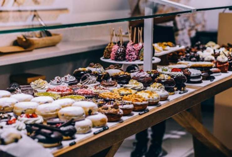 Dolci in bella vista in una vetrina - foto Pexels - Lagazzettadelserchio.it