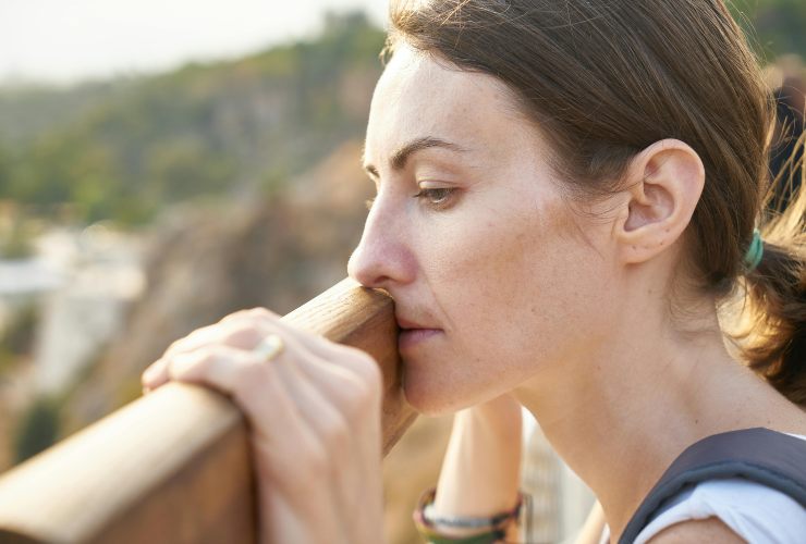 Donna triste che guarda verso il basso - foto Pexels - Lagazzettadelserchio.it