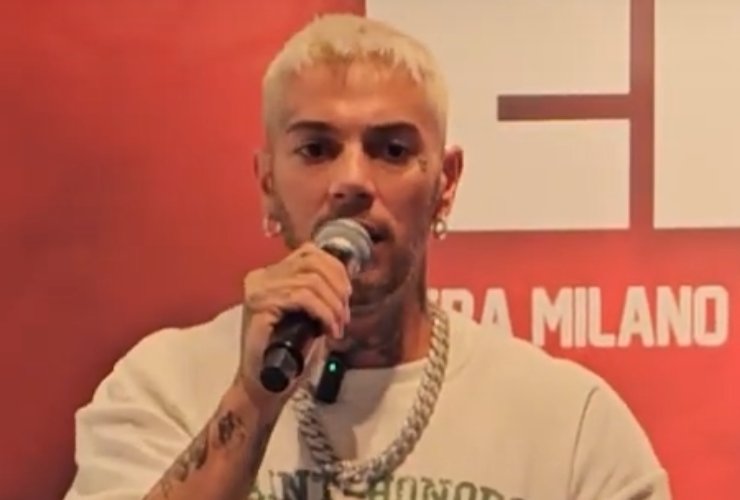 Emis Killa con il microfono - foto Wikimedia Commons - Lagazzettadelserchio.it