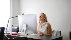 Ragazza sorride al computer