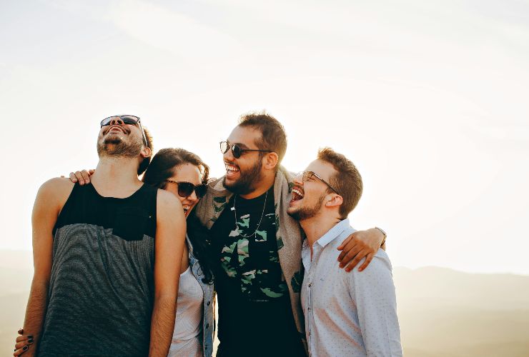 Ragazzi felici sorridono per le ultime novità - foto Pexels - Lagazzettadelserchio.it