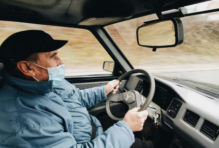 Uomo anziano al volante e con la mascherina - foto Pexels - Lagazzettadelserchio.it