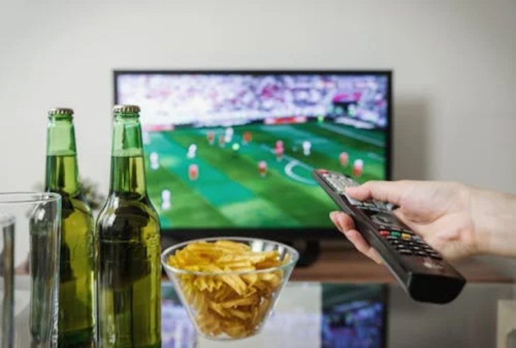 Uomo guarda la partita in tv - foto Pexels - LaGazzettadelSerchio.it