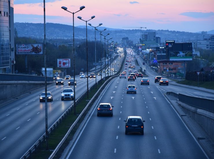 Autostrada con automobili