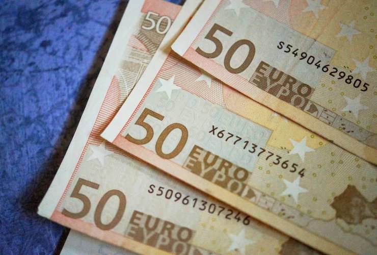 Banconote da 50 euro su uno sfondo blu – foto Pexels – LaGazzettadelSerchio.it