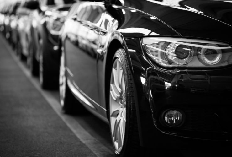 Diverse auto parcheggiate tra le strisce bianche - foto Pexels - Lagazzettadelserchio.it