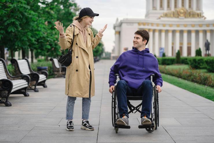 Giovane coppia passeggia lungo il parco di città - foto Pexels - Lagazzettadelserchio.it