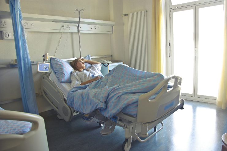 Giovane donna in un letto di ospedale - foto Pexels - Lagazzettadelserchio.it