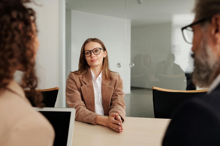 Giovane ragazza sostiene colloquio di lavoro - foto Pexels - Lagazzettadelserchio.it