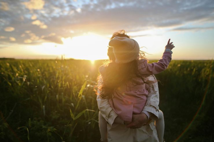 Mamma e figlia si godono il tramonto all'aperto - foto Pexels - Lagazzettadelserchio.it