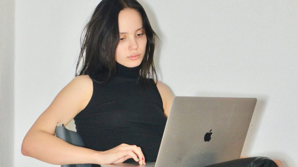 Ragazza al computer