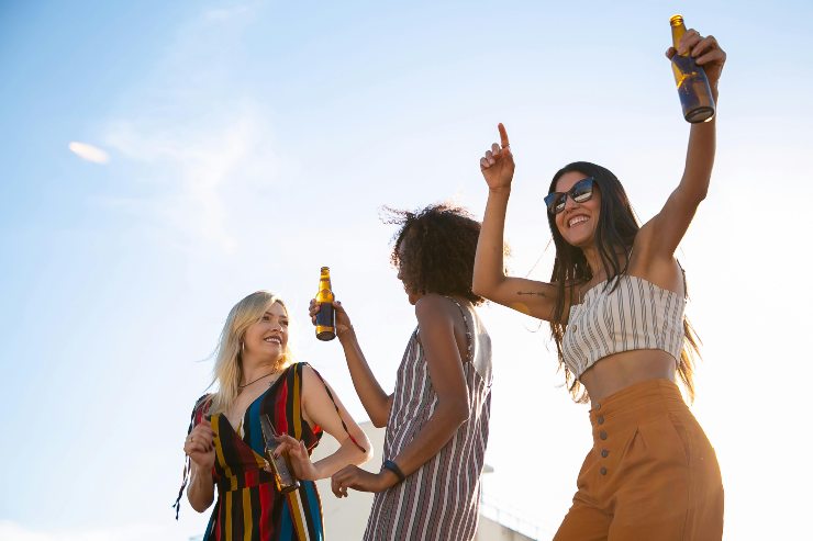 Ragazze felici bevono una birra - foto Pexels - Lagazzettadelserchio.it