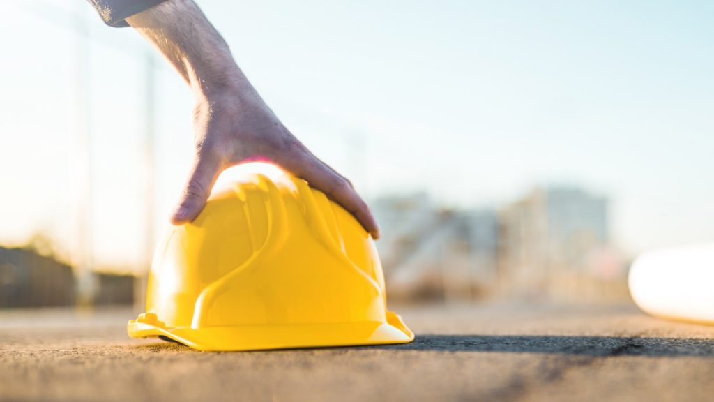 Casco di sicurezza su cantiere edile